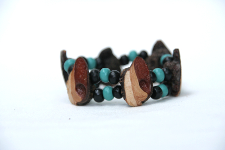 beaded, elastic bracelet with blue and black beads