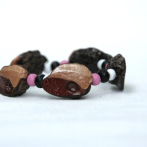Sinlge-strand elastic bracelet with pink, black and white beads