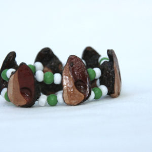 Beaded, double-stranded elastic bracelet in green and white