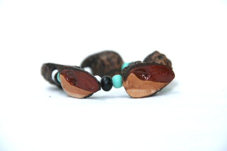 beaded, elastic bracelet in sky blue, black and white