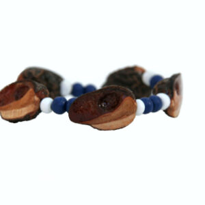 Single-stranded elastic bracelet in navy blue and white wooden beads