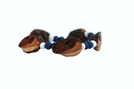 Single-stranded elastic bracelet in navy blue and white wooden beads